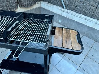 Barbacoa de carbón metal y madera