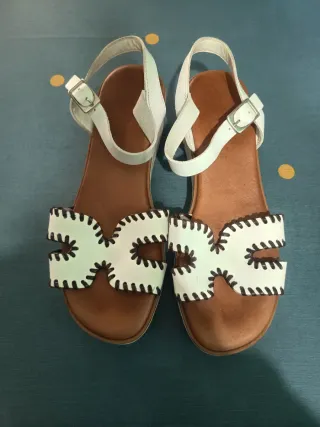 Sandalias cuña blancas y marrón