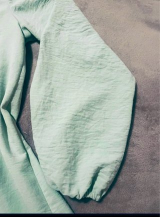 Blusa Cortefiel verde manga abullonada