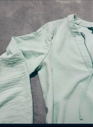 Blusa Cortefiel verde manga abullonada