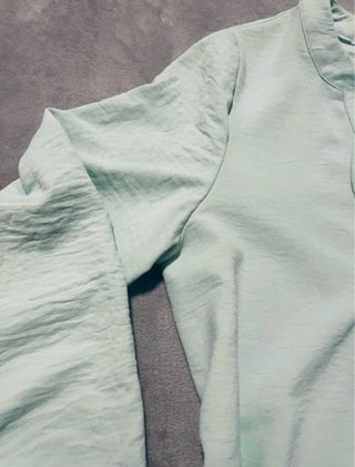 Blusa Cortefiel verde manga abullonada