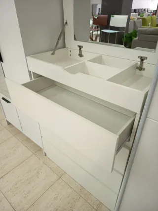 Cómoda blanca con espejo y joyero