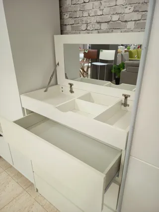 Cómoda blanca con espejo y joyero