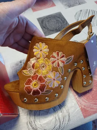 Zuecos Top Q tacón flores talla 40 sin estrenar