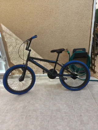 Bicicleta BMX negra y azul