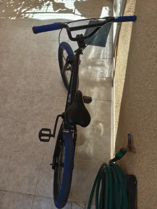 Bicicleta BMX negra y azul