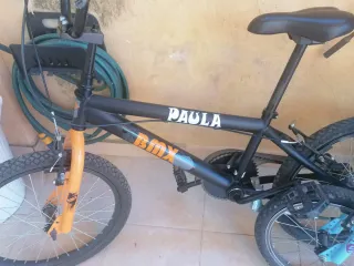 Bicicleta BMX negra y azul