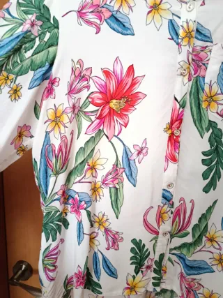 Camisa de flores como nueva
