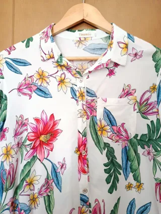 Camisa de flores como nueva