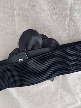 Cinturón elástico negro con flor