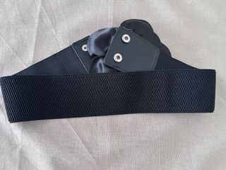 Cinturón elástico negro con flor