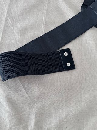 Cinturón elástico negro con flor