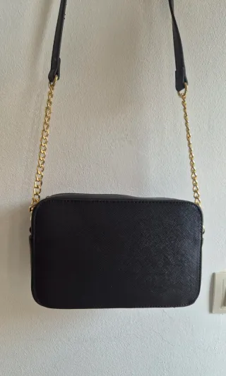 Bolso negro para mujer con cadena dorada