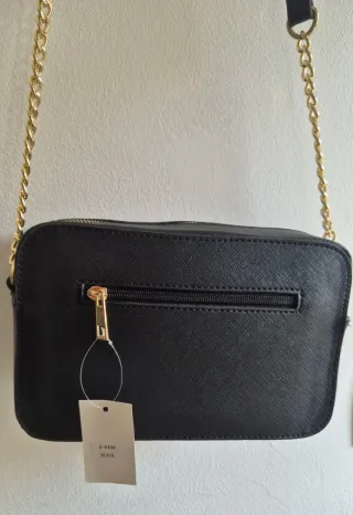 Bolso negro para mujer con cadena dorada