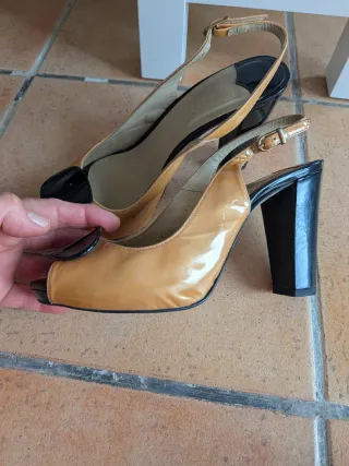 Sandalias TODI Beige y Negro Talla 36