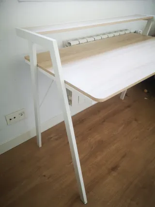 Mesa escritorio madera estilo nórdico.