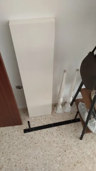 Estantería de pared con patas