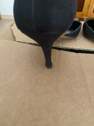 Zapatos de salón negros y dorados