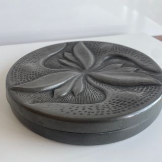 Antigua caja de metal con diseño floral art déco