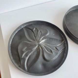 Antigua caja de metal con diseño floral art déco
