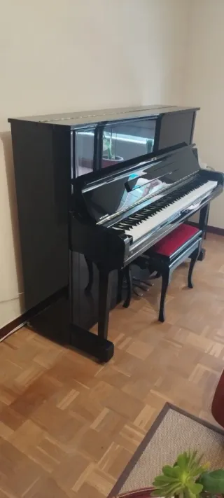 Piano negro con banqueta roja