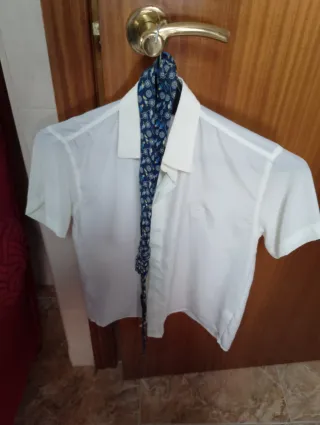 Traje granate de niño, con corbata y pantalones.