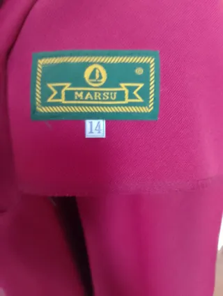 Traje granate de niño, con corbata y pantalones.