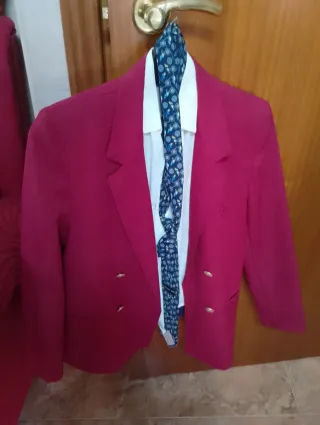 Traje granate de niño, con corbata y pantalones.