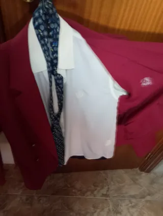Traje granate de niño, con corbata y pantalones.