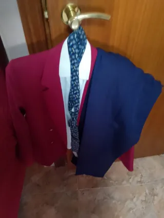 Traje granate de niño, con corbata y pantalones.