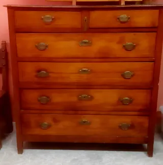 Cómoda antigua de madera