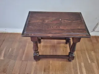 Taburete antiguo de pino