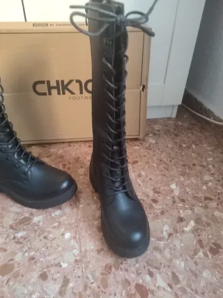 Botas altas negras con cordones