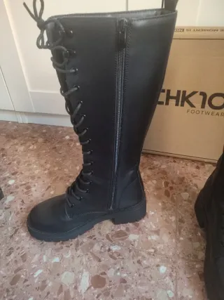 Botas altas negras con cordones