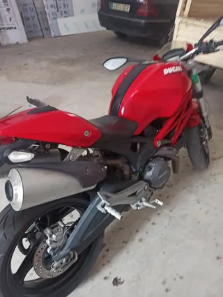 Ducati Monster 696 Roja