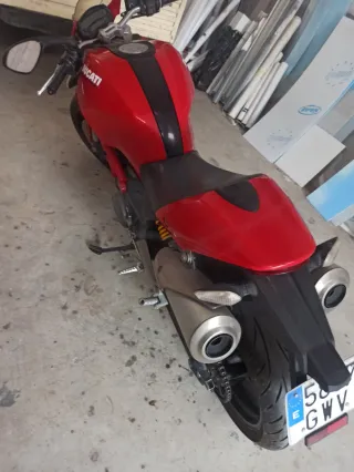 Ducati Monster 696 Roja