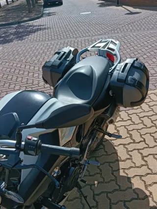 BMW F800R Moto Naked Negra y Blanca