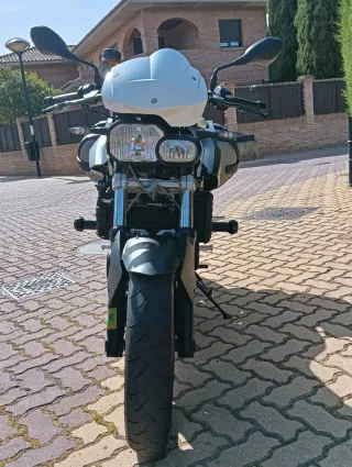 BMW F800R Moto Naked Negra y Blanca