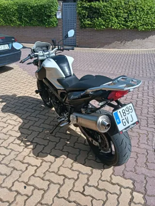 BMW F800R Moto Naked Negra y Blanca