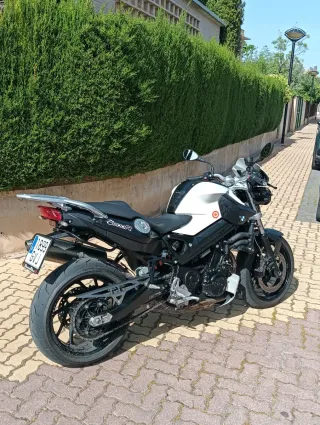 BMW F800R Moto Naked Negra y Blanca