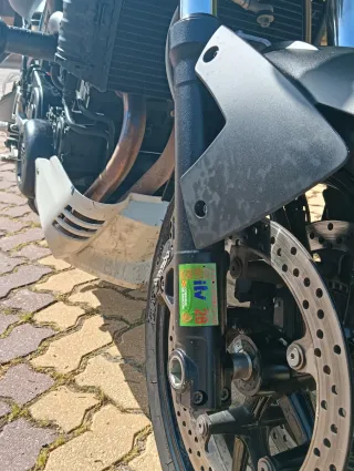 BMW F800R Moto Naked Negra y Blanca