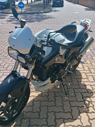 BMW F800R Moto Naked Negra y Blanca