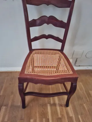 Silla antigua de caoba con asiento de rejilla