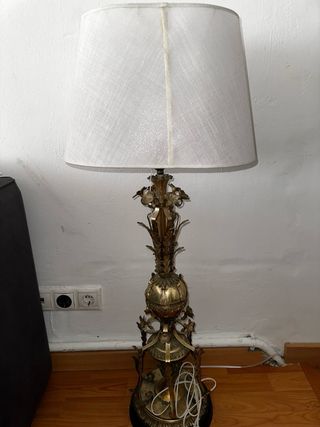 Lámpara de pie dorada estilo florentino