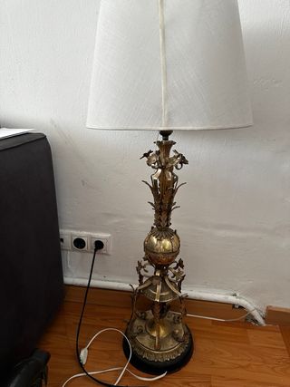 Lámpara de pie dorada estilo florentino