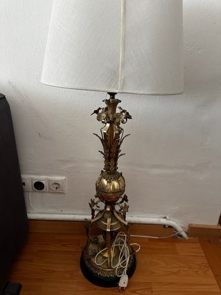 Lámpara de pie dorada estilo florentino