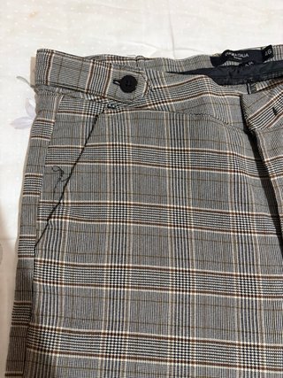 Pantaloni a quadri grigi e beige