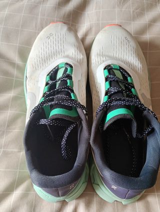 Zapatillas On running blancas y verdes