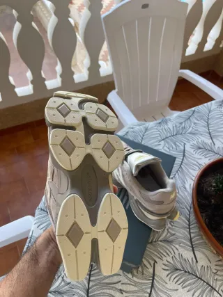 Zapatillas New Balance 9060 Beige/Gris Talla 43