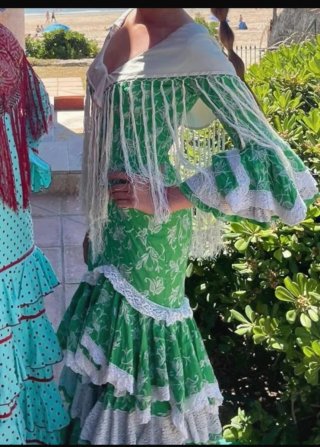 Traje de flamenca verde con volantes 34cm cintura